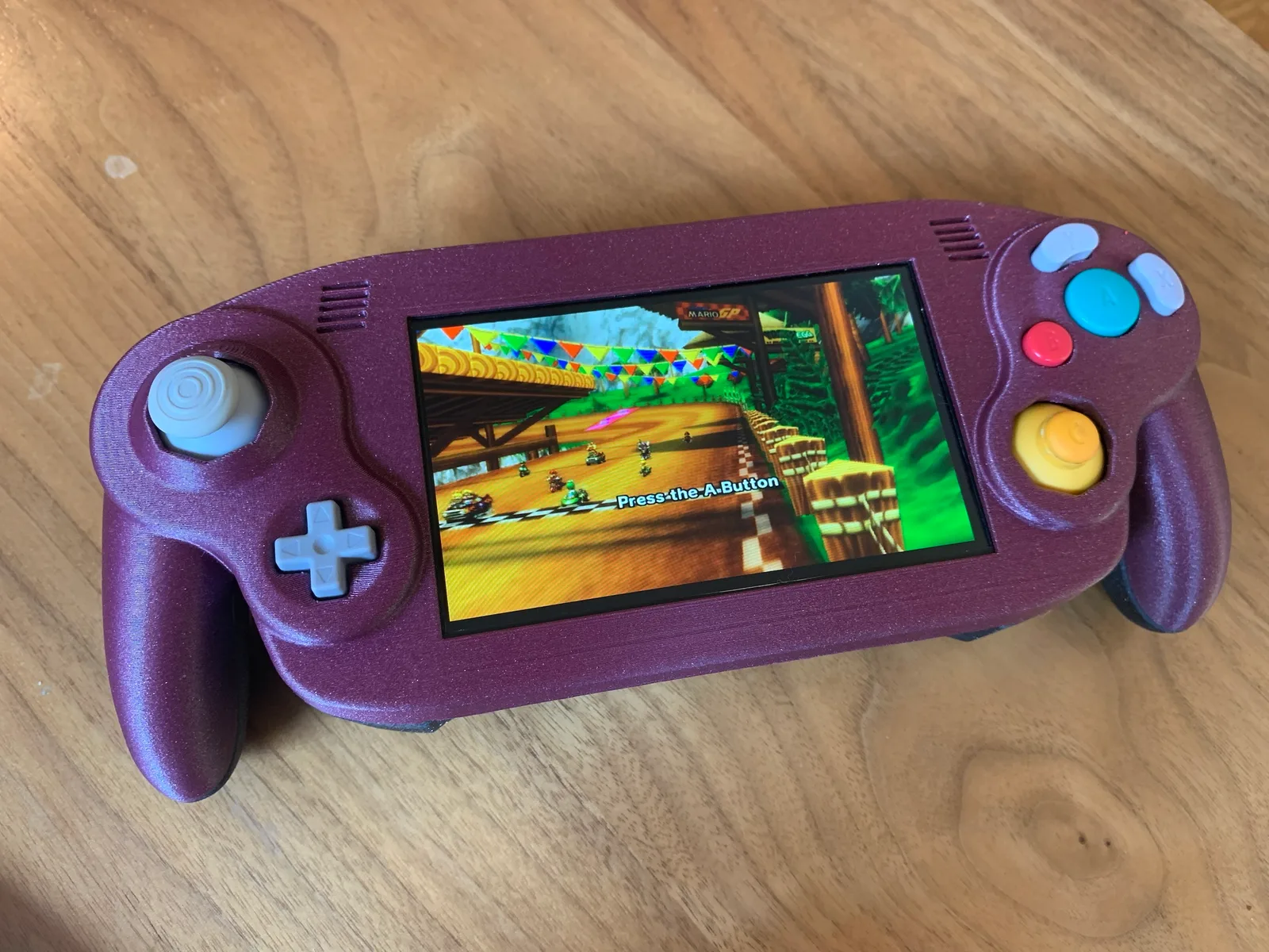Finished and running: Mario Kart Wii on the built-in screen, GameCube-style controls in the printed shell