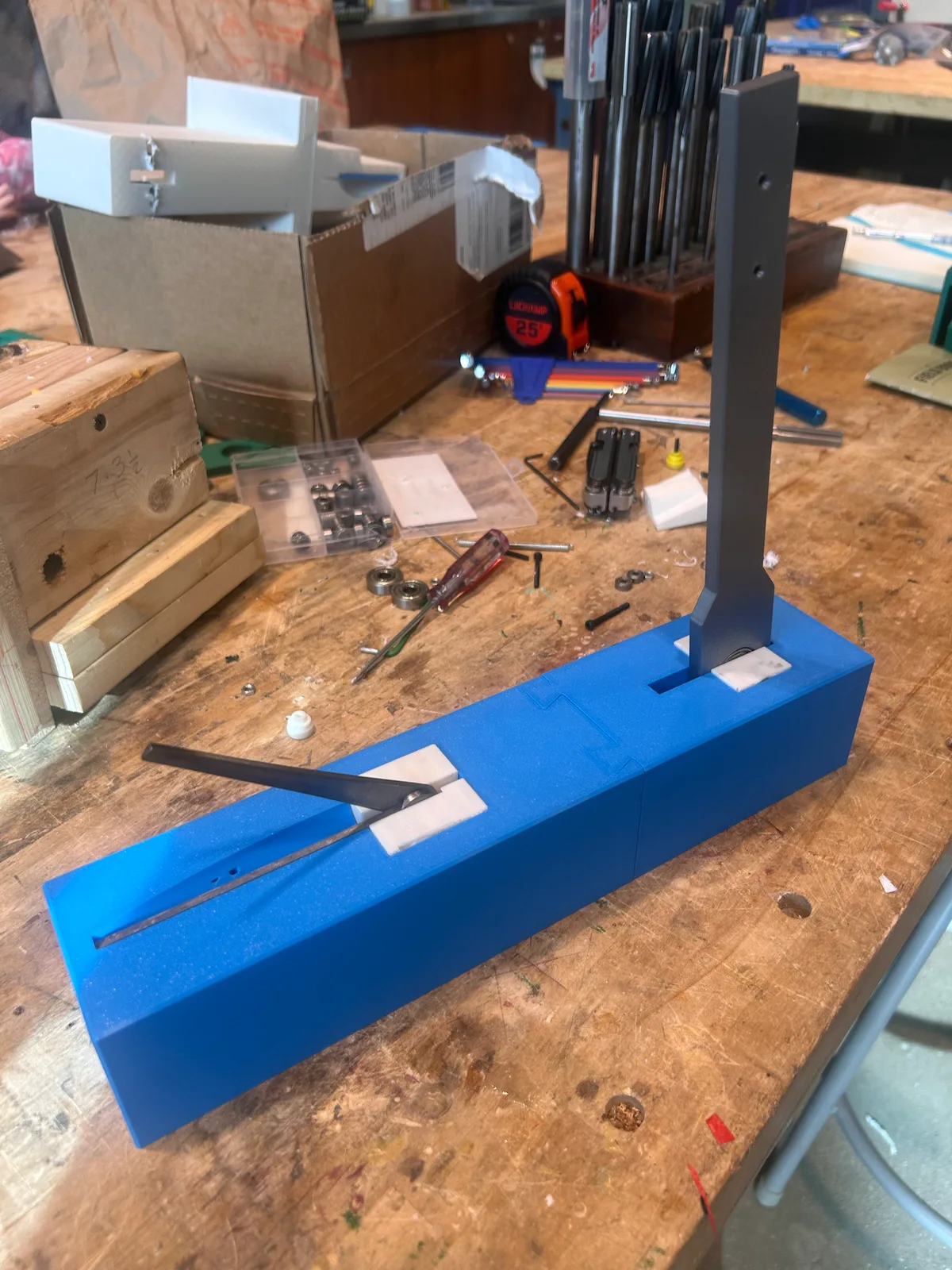 The linkage assembled in the printed housing, with bearing blocks, lever and blade.